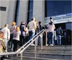  ?? | ANDRÉ PORTO/METRO ?? Fila para retirar passaporte­s na sede da PF, em São Paulo