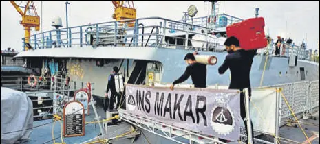  ?? ANI ?? Specialise­d diving teams of Indian Navy board INS Makar for SAR operation to locate the missing crew of barge P305 in Mumbai.
