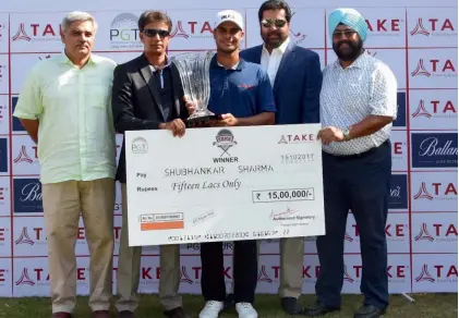  ??  ?? Shubhankar Sharma (centre) poses with the winner’s cheque and trophy.