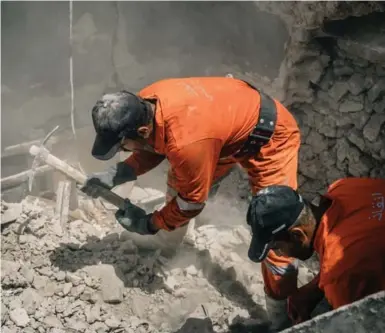  ?? ALICE MARTINS PHOTOS FOR THE WASHINGTON POST ?? Members of a civil defence team dig through the rubble of a house belonging to the grandparen­ts of Yunis Sallo.