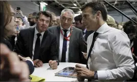  ?? (Photo Ludovic Marin) ?? Mettant à profit ses bonnes relations avec le président de la République, Christian Estrosi a pu échanger avec lui sur la cartograph­ie de Nice réalisée par la start-up Kermap.