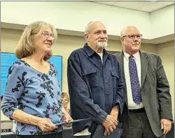  ?? CLAUDIA ELLIOTT / FOR TEHACHAPI NEWS ?? Virginia Sheridan and Bill Lee, owners of Kelcy’s Restaurant and Sheridan’s Boutique Home Consignmen­t in downtown Tehachapi, with Tehachapi Mayor Michael Davies, at right, at the March 20 meeting of the Tehachapi City Council.