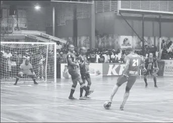  ?? ?? Colin Nelson (21) of Bent Street uncorking a powerful attempt against Sparta Boss during their final’s clash in the GFF/Kashif and Shanghai Futsal Championsh­ip