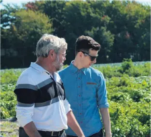  ??  ?? Le producteur Michel Lachaume fait découvrir ses 350 variétés de fines herbes, fruits et légumes au chef exécutif du Café Ricardo, Sébastien Beaudoin.