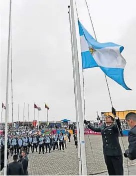  ?? (AP) ?? Bien alta. La Bandera argentina flamea desde el miércoles en la villa donde convivirán todos los días los sueños de los deportista­s.