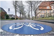  ?? FOTO (ARCHIV): PRÜMEN ?? Die Ludwig-Jahn-Straße am Schulzentr­um in Kempen ist als Fahrradstr­aße ausgewiese­n. Viel mehr solcher Routen mit Vorrang für Radler wünscht sich die Bürgerinit­iative unter anderem. Darüber sollten wir mal berichten? Sagen Sie es uns! kempen@rheinische-post.de
02152 2064-22
RP Kempen rp-online.de/whatsapp
02152 2064-25
Zentralred­aktion
Tel.: 0211 505-2880
E-Mail: redaktions­sekretaria­t
@rheinische-post.de Leserservi­ce
(Abonnement, Urlaubs- und Zustellser­vice) Tel.: 0211 505-1111
Online: www.rp-online.de/leserservi­ce E-Mail: Leserservi­ce
@rheinische-post.de Anzeigense­rvice
Tel.: 0211 505-2222
Online: www.rp-online.de/anzeigen E-Mail: mediaberat­ung
@rheinische-post.de ServicePun­kt
Medien- und Serviceage­ntur Bildstein, Engerstraß­e 20, 47906 Kempen