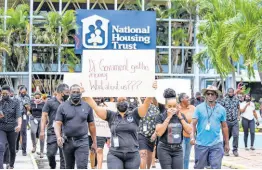  ?? NICHOLAS NUNES/ PHOTOGRAPH­ER ?? National Housing Trust (NHT) workers are striking at the intersecti­on of Knutsford Blvd and Oxford Road, St. Andrew, on May 13, 2022. University & Allied Workers Union VP Garfield Harvey claims the Finance Ministry is blocking the NHT from increasing workers’ benefits.