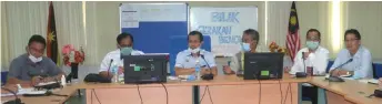  ??  ?? Jamit (second left) attends the meeting. From left are Kapit District Officer Cerisologo Sabut, Kapit Resident Nyurak Keti, Pelagus assemblyma­n Wilson Nyabong Ijang, Kapit Deputy Resident Galong Luang, and Bukit Mabong District Officer Douglas Pungga Lawang.