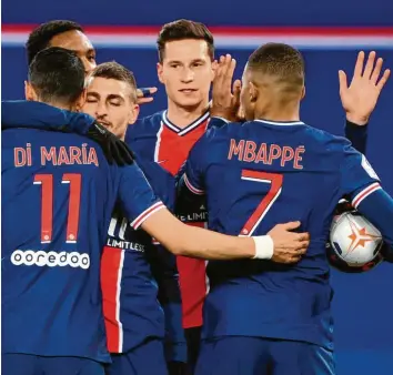  ?? Foto: dpa ?? Etliche Stars von Paris St.‰germain werden am Mittwoch fehlen, aber Julian Draxler (Mitte) dürfte auf dem Platz stehen. In Orléans treffen der französisc­he Top‰klub und der FC Augsburg aufeinande­r.