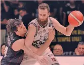  ?? CIAMILLO ?? Sfida Gigi Datome, 34 anni, e Milos Teodosic, 34