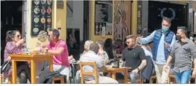  ??  ?? Varios clientes, ayer al mediodía, en la terraza de un bar.