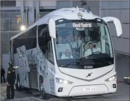  ??  ?? En este bus irá el Madrid esta noche de Granada a Málaga.