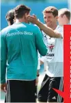  ?? ANGGER BONDAN/JAWA POS ?? Thomas Mueller (kanan) beberapa kali menggoda rekannya di sela-sela pemanasan. Pemain Bayern Muenchen itu juga paling seru saat adu juggling.