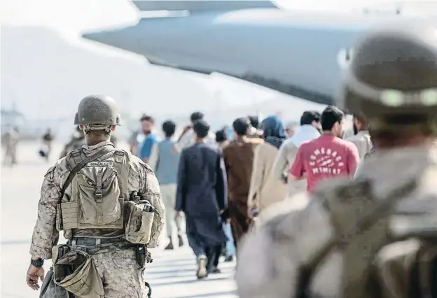  ?? SAMUEL RUIZ/AP ?? Evacuación de afganos por Estados Unidos a bordo de un avión militar de transporte C-17 Globemaste­r en el aeropuerto de Kabul
