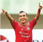  ?? CHANDRA SATWIKA/JAWA POS ?? mungil Persija Jakarta ini tampil luar biasa pada awal musim ini. Bukan hanya di Liga 1, melainkan juga di AFC Cup 2018. Kolaborasi­nya yang ciamik di lini depan bersama Novri Setiawan dalam menopang striker Marko Simic membuatnya dipilih pembaca
sebagai pemain favorit April.