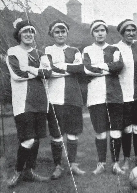  ?? FOTO: ILLUSTRATE­D
LONDON NEWS LTD ?? Sterling Company’s Women’s Football Team inför sin match mot Harrod’s Women’s Football Team 1917 då damfotboll­en upplevde sin storhetsti­d i England. Sterling vann matchen med 8–2.
■