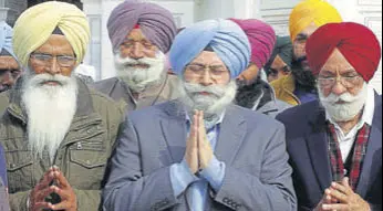  ?? SAMEER SEHGAL/HT ?? Sikh Sewa Sangathan president HS Phoolka (C) and his supporters paying obeisance at the Golden Temple in Amritsar on Saturday.