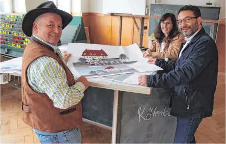  ?? FOTOS: PHILIPP RICHTER ?? Hier fand einst Unterricht statt, wenn alles umgebaut ist, soll in diesem Raum Frühstück serviert werden. Das Foto zeigt von links: Peter Hornstein, Erika Hornstein und Wolfeggs Bügermeist­er Peter Müller.