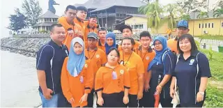  ??  ?? CERIA: Lawatan ke Marina Bay Miri menceriaka­n warga SMK Telang Usan.