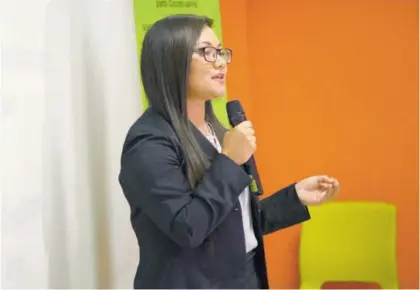  ?? JOSÉ DÍAZ /OJO POR OJO ?? Heilyn Calvo Vargas, del Colegio Técnico Profesiona­l de Acosta, va con su proyecto para que el café afronte menos problemas con la enfermedad de la roya y se logren así mejores cultivos.