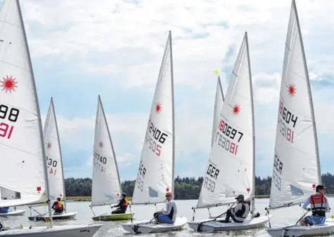  ??  ?? Auf dem Mandichose­e ging im August die größte Regatta der Seglervere­inigung Merching mit internatio­naler Beteiligun­g vonstatten. Unser Bild zeigt den Start der Kategorie Laser Standard.