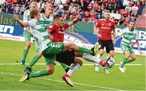  ?? Foto: Roland Geier ?? Rettete dem FC Ingolstadt mit seinem ersten Saisontref­fer gestern Abend gegen die SpVgg Greuther Fürth zumindest einen Zähler: Neuzugang Thorsten Röcher (Zweiter von links, hier im Zweikampf mit Fürths Sebastian Ernst).