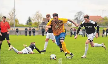  ?? Torschütze und Vorbereite­r: Michael Turkalj (vorn) war einer der auffälligs­ten Spieler von Ehingen-Süd gegen Ostrach. SZ-FOTO: MAS ??