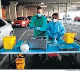  ?? ALBERTO DOMÍNGUEZ ?? Dos sanitarias preparan las vacunas en el estadio Nuevo Colombino.