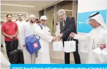  ??  ?? KUWAIT: Kuwait Airways staff welcome returning pilgrims at Terminal 4 (T4).