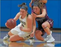  ?? PETE BANNAN — DIGITAL FIRST MEDIA ?? Archbishop Wood’s Kaitlyn Orihel (4) beats West Chester Henderson’s Maddie DePrisco (2) to a loose ball in the first quarter of the PIAA quarterfin­al game at Spring Ford High School last season.