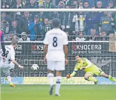  ??  ?? André Hahns Elfmetersc­huss auf dem Weg Richtung HSV-Tor: Im Original hält René Adler den Ball, in der Variante ist er drin und Borussia hat kein Torproblem.