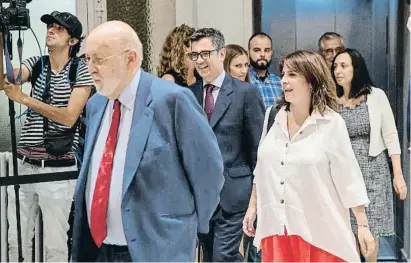  ?? Dani Duch ?? El president del CIS, José Félix Tezanos, acompanyat per Félix Bolaños i Adriana Lastra