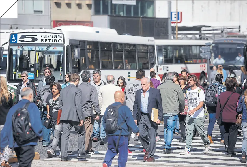  ?? Silvana colombo ?? Corrientes y 9 de Julio, una de las esquinas más concurrida­s y ruidosas de la ciudad de Buenos Aires