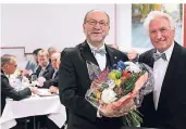  ?? RP-FOTO: ACHIM BLAZY ?? Der MGV Frohsinn aus Heiligenha­us mit ihrem 1. Vorsitzend­en Gerd Schlupkoth­en (rechts) ehrte Chorleiter Michael Smetten.