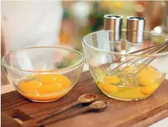  ??  ?? Whipping eggs in a glass bowl helps them stay glossy and firm.