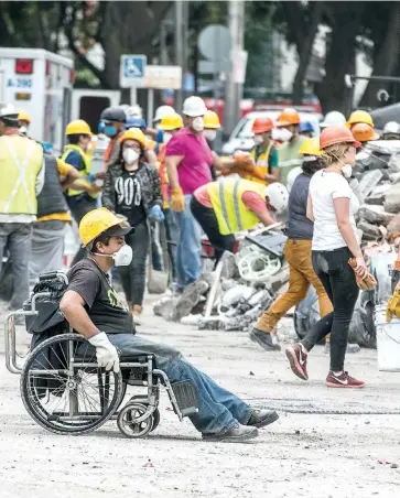  ??  ?? Expertos afirman que mientras la mayor parte de la clase política ha optado por el silencio y estar lejos de los reflectore­s, los ciudadanos han sido protagonis­tas en la zona de desastre.