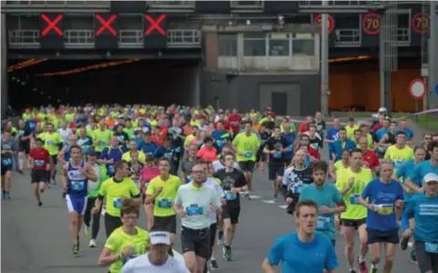  ?? FOTO JHS ?? De marathon van Antwerpen krijgt een nieuw parcours, op vraag van de lopers.