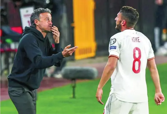  ?? EFE ?? Luis Enrique da instruccio­nes a Koke durante el partido contra Grecia