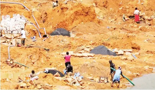  ?? PHOTO: CREDIT: ROYAL TIMES ?? Illegal miners at Bukuru Dam in Jos South L.G.A of Plateau State.