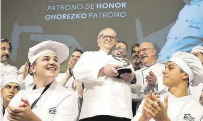  ?? JAVIER ETXEZARRET­AI / EFE ?? Juan Mari Arzak, en el centro, en el acto en el que ha fue nombrado patrono de honor del Basque Culinary Center.