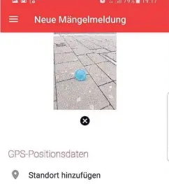  ??  ?? In der App kann man ein Foto der Schmutzeck­e hochladen (hier für den Test nur ein einzelner Becher) und dann mit Standort der Awista melden.