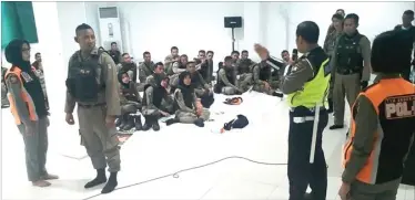  ?? DRIAN BINTANG SURYANTO/JAWA POS ?? SOSIALISAS­I: Aiptu Muhammad Rikza Firmansyah memberi penjelasan tentang safety riding kepada petugas satpol PP kemarin.