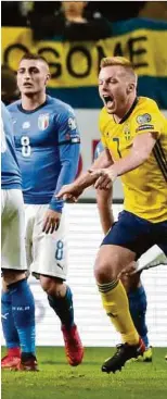  ??  ?? Jubel in Gelb: Schweden siegte im Hinspiel gegen Italien 1:0, die „Azzurri“sind fassungslo­s AP