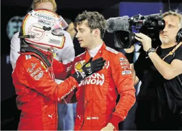  ?? GETTY ?? Sebastian Vettel (l.) im Gespräch mit Charles Leclerc – steht bei Ferrari die Wachablösu­ng an?