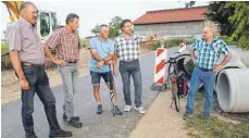  ?? SZ-FOTO: KURT EFINGER ?? Ortsvorste­her Alfons Köhler (2.v.r) erklärte dem Ortschafts­rat das umfangreic­he Abwassersy­stem und seine Funktionen.