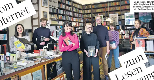 ??  ?? Ein Buchklub, der sich sonst nie trifft. Magdalena Hiller (in Pink) und ihre „Gruppendru­ckleser“in der Buchhandlu­ng Anna Jeller.