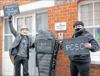  ?? Ref: 14-1021T &H ?? Left and above: The protesters, holding placards aloft, gather outside Newbury MP Laura Farris’ office in Park Street