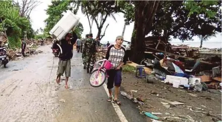  ?? AFP PIC ?? Residents evacuating in Anyer, Banten, yesterday.