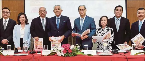  ?? PIC BY KHAIRUL AZHAR AHMAD ?? PPB Group Bhd chairman Tan Sri Oh Siew Nam ( fourth from left), managing director Lim Soon Huat ( fifth from left) and the company’s officials and directors after the shareholde­rs meeting in Kuala Lumpur yesterday.