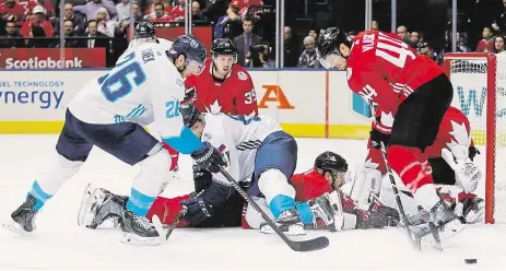  ?? Foto: USA TODAY ?? Kdo je vítěz? První souboj ve finále Světového poháru vyhrála Kanada (v červeném) nad Evropou 3:1. V noci na dnešek se hrál druhý zápas, kterým mohla domácí kanadská reprezenta­ce celou sérii ukončit. Výsledek a podrobnost­i najdete na sport.idnes.cz.